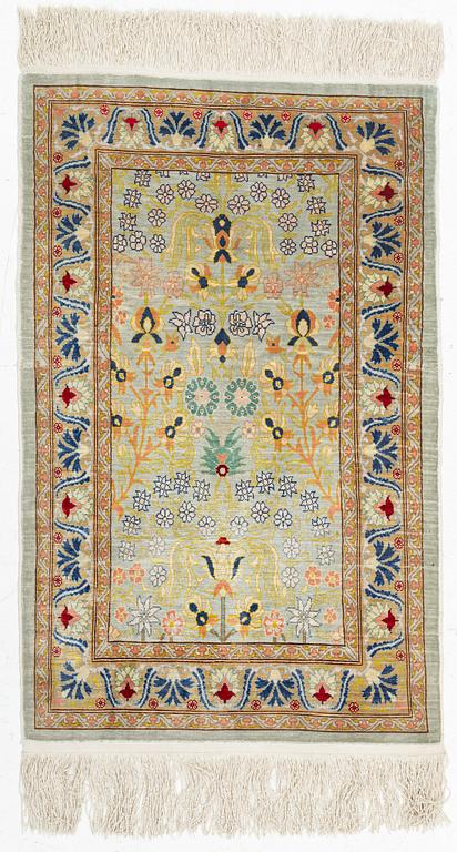 A silke Hereke, ca 77 x 50 cm.