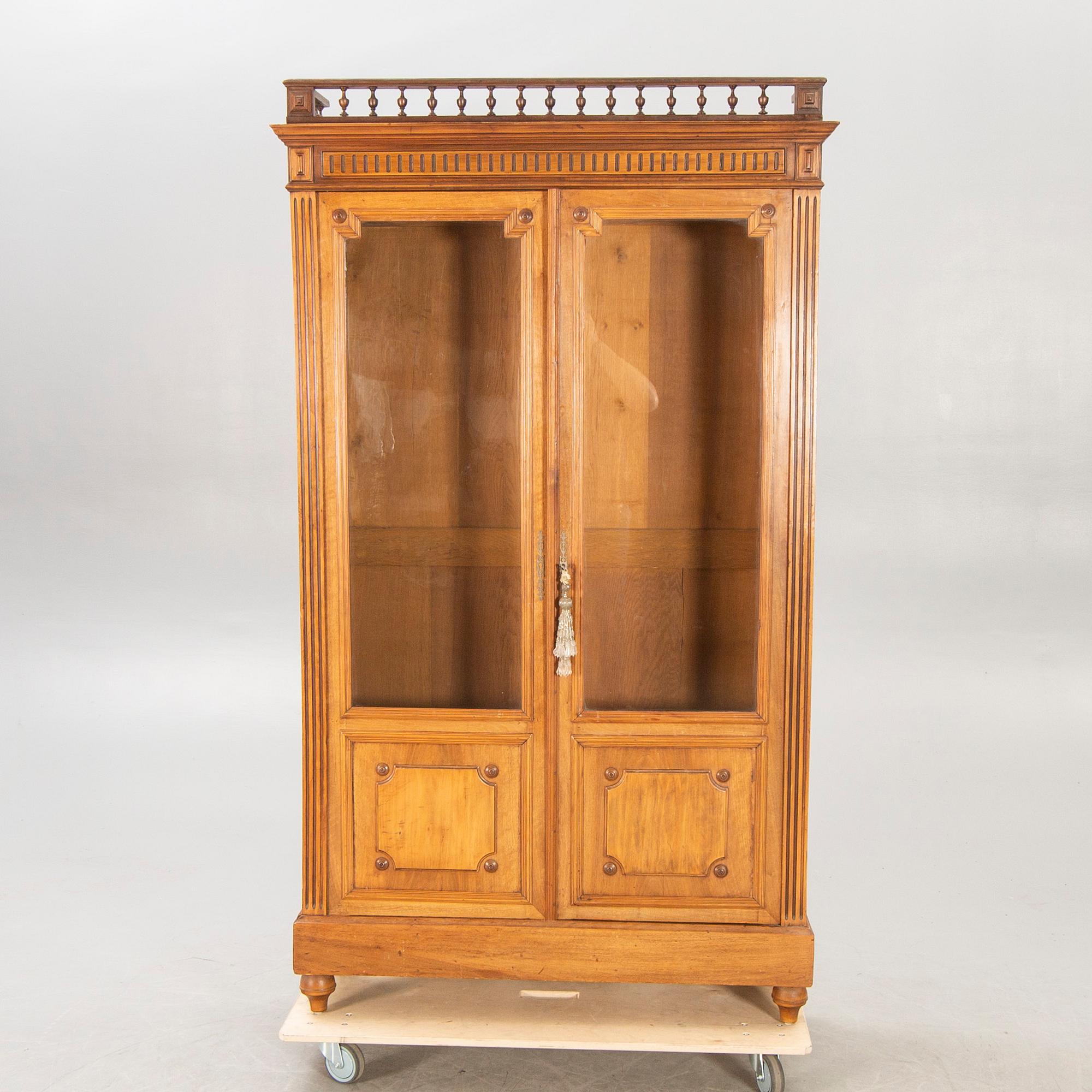 Bokskåp/vitrinskåp 1900-talets första hälft.