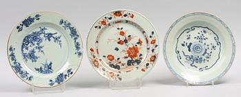 TALLRIKAR, 3 st. Porslin, Kina, 1700-tal.
