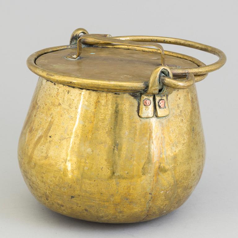 AN 18TH CENTURY BRASS CAULDRON.