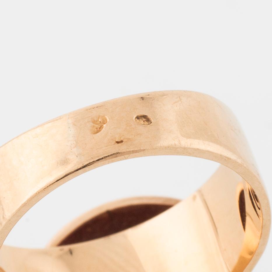 RING, med fasettslipad rosa sten.