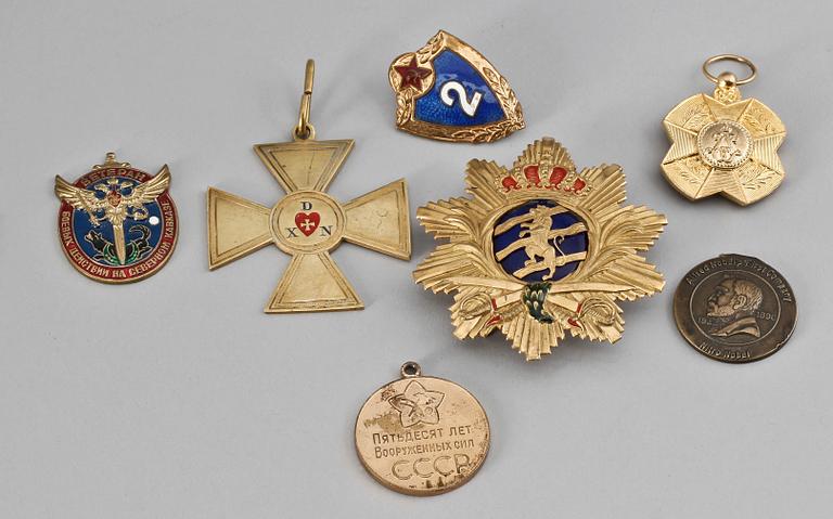 PARTI MILITARIA SAMT MEDALJER. 6 delar, bla Sverige och Sovjetunionen, 1800-1900-tal.