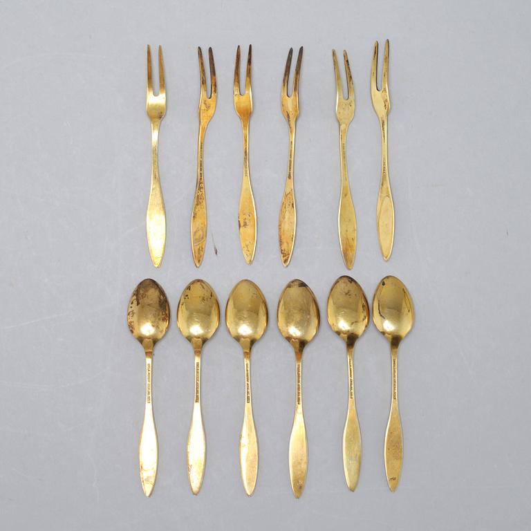 12 gilded silver spoons and small forks from Norway, around the mid 20th century.