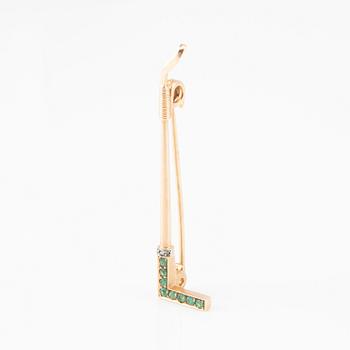 Brooch in the shape of a riding crop, 8K gold with faceted emeralds and rose-cut diamonds.