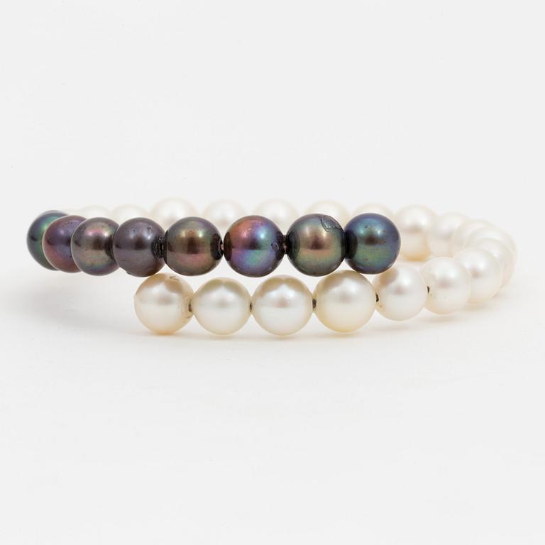 A bracelet of cultured pearls.