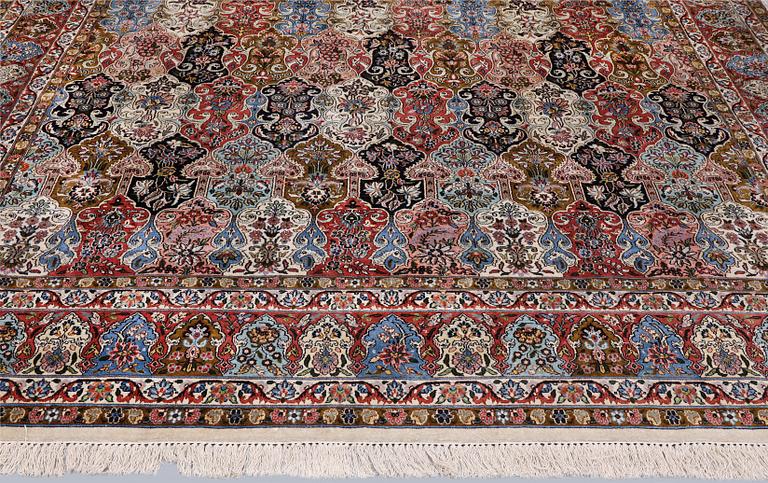 Matta, silke, Kashmir, ca 357 x 274 cm.