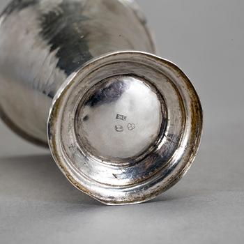 BÄGARE, silver. Troligen Lars Löfgren, Hudiksvall. Omkring 1800. Vikt ca 19,7 g.