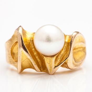 BJÖRN WECKSTRÖM, A 14K gold ring "Lapintaika" with a cultured pearl. Lapponia 1971.