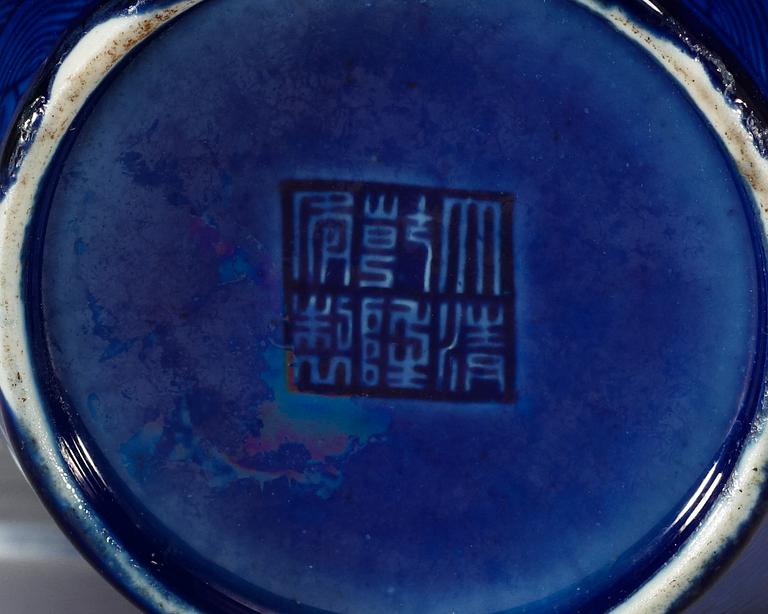 VAS, porslin. Qing dynastin, med Qianlongs sigillmärke.