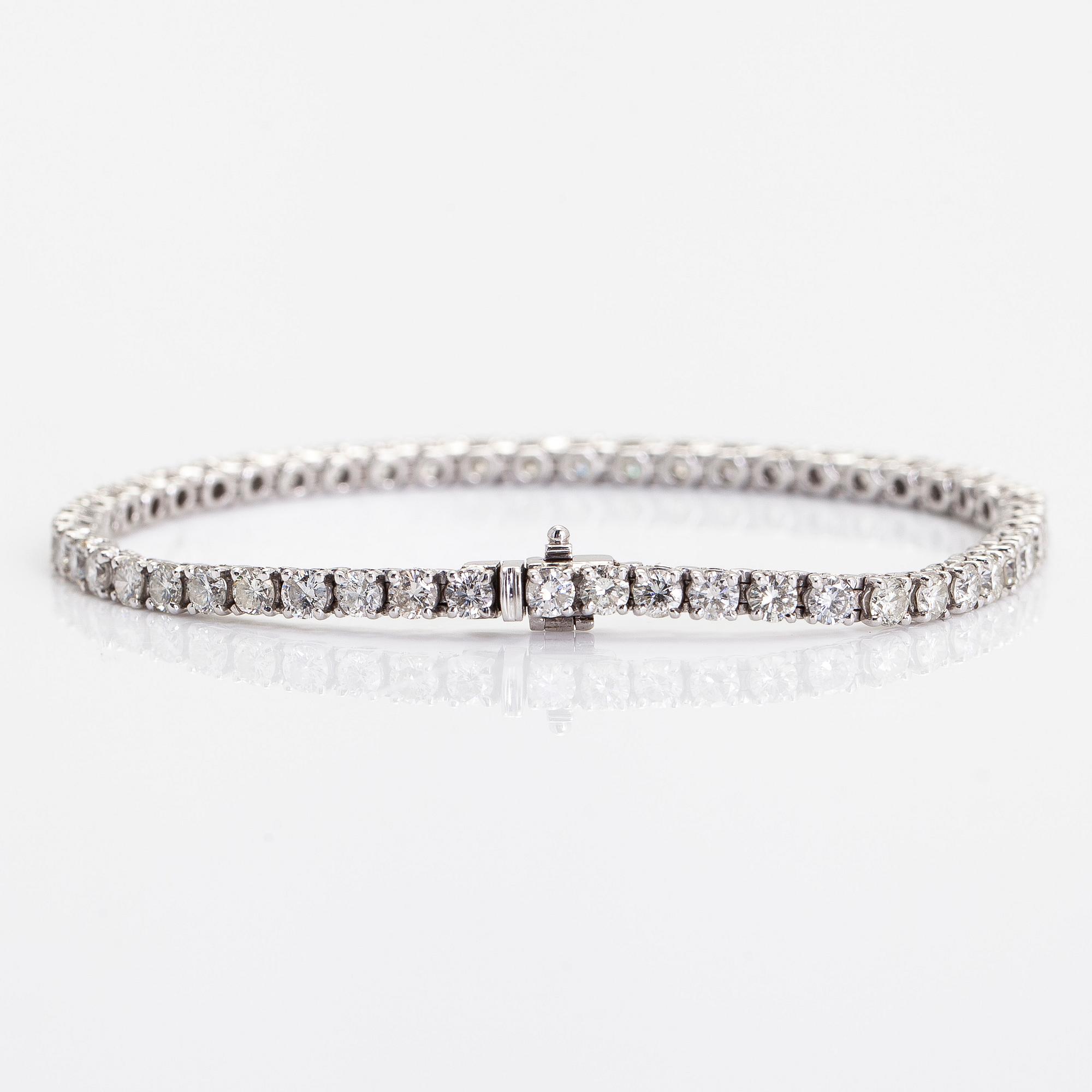 Tennisarmband, 18K vitguld med briljantslipade diamanter totalt ca 5.20 ct.