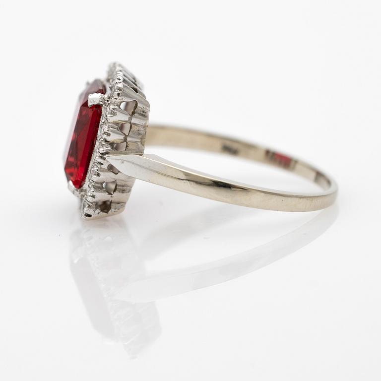 Ring, 18K white gold with synthetic white stones and a red stone.