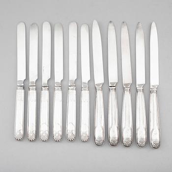 FRUKTKNIVAR, 11 st (5+6), snarlika, silver, 1800-talets första hälft. Vikt ca 418 gram.