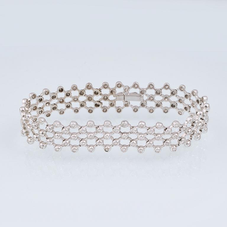 ARMBAND, 18K vitguld med briljantslipade diamanter ca 3.00 ct. Vikt 25,4 gram.
