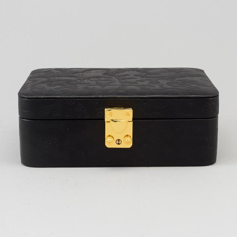 SMYCKESKRIN, präglat mönster "Aristidia" i svart skinn, Firma Svenskt Tenn, 2000-tal.
