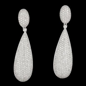 1263. A pair of brilliant cut diamond earrings, tot. 4.03 cts.