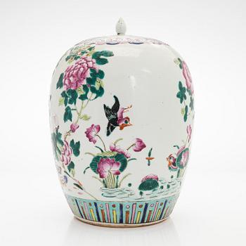 A Chinese famille rose jar with cover, late Qing/early 20th Century.