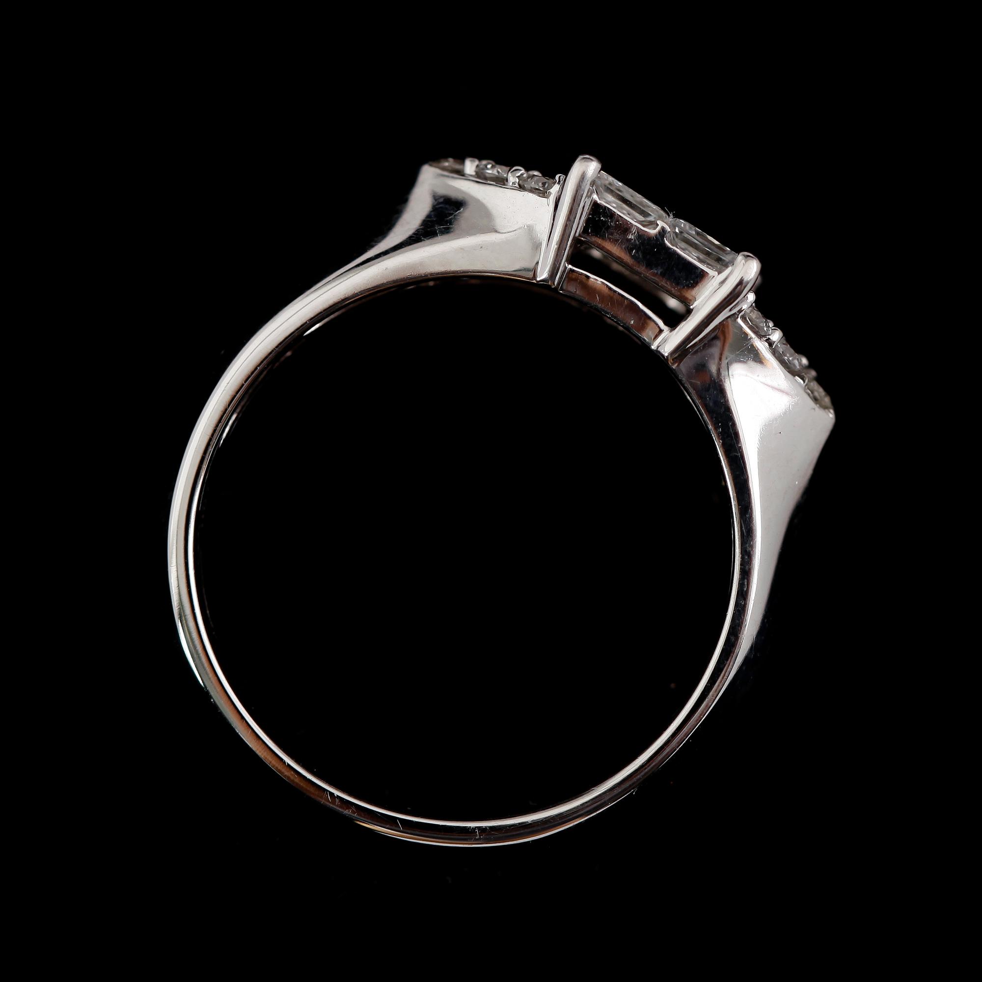 RING, 18 vitguld, diamanter totalt 0.94 ct. Vikt 4 g.