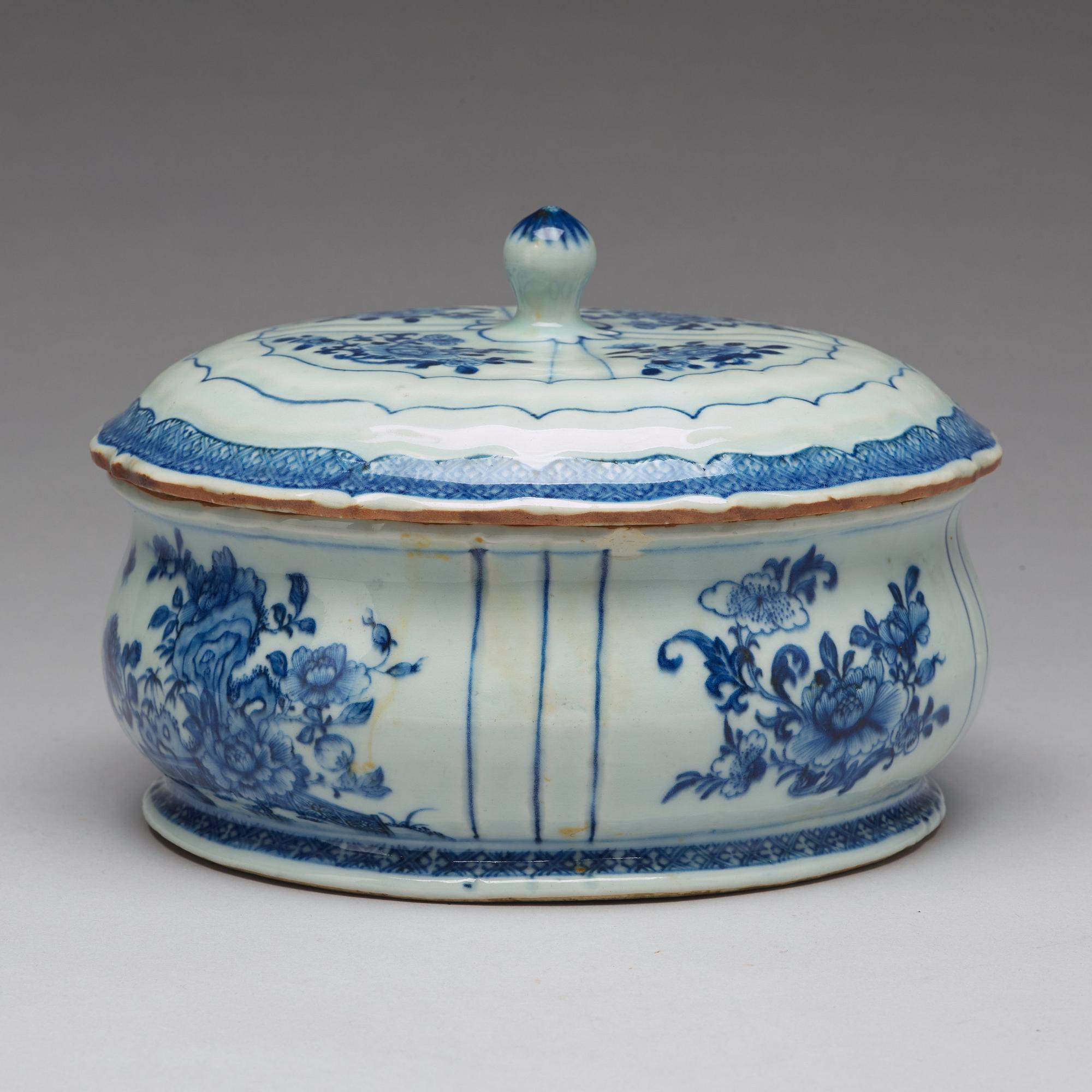 A blue and white tureen with cover, Qing dynasty, Qianlong (1736-95).