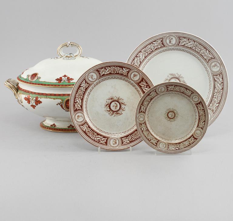 SERVISDELAR, 52 st, flintgods, "Minerva" Gustafsberg samt LOCKTERRIN, "Cameo", England, 1800-talets andra hälft.