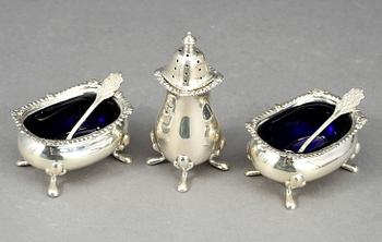 SALTKAR, ett par, samt STRÖARE. Silver, Adie Brothers Ltd., Birmingham, 1900-tal. Tot ca 95 g.