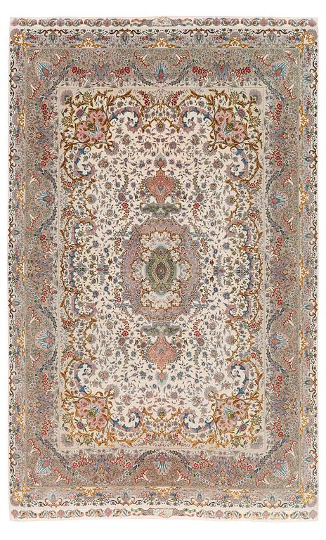 Matta, Täbris, part silk, s.k. 80 Raj, Nortvästra Iran, signerad ca 280 x 170 cm.