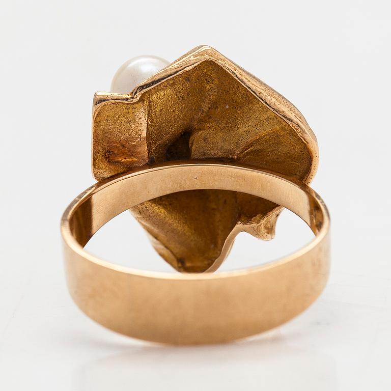 Björn Weckström, A 14K gold ring 'Broken leaf' with cultured pearls for Lapponia 1970.