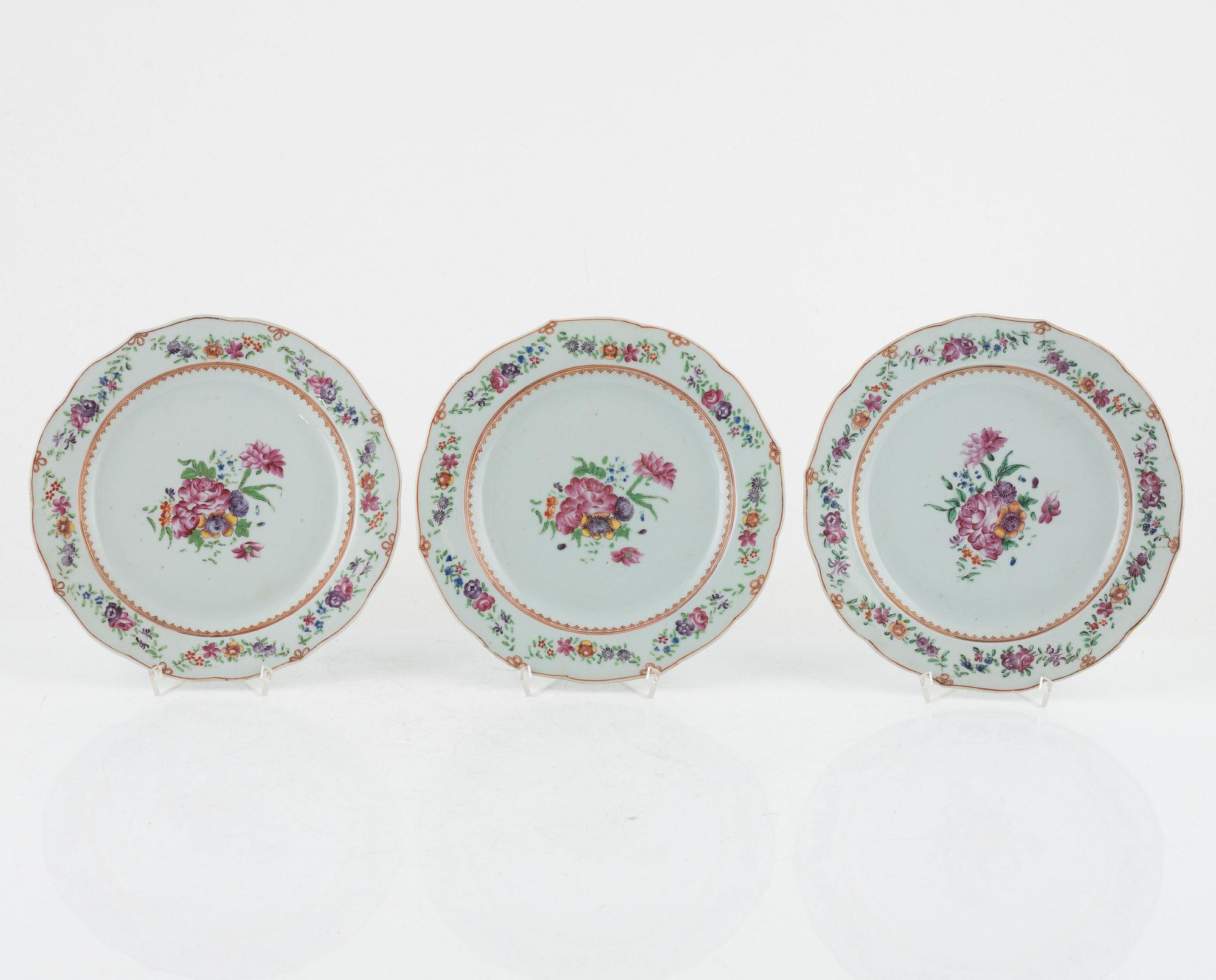 A set of seven famille rose dinner plates, Qing dynasty, Qianlong (1736-95).
