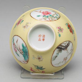 A yellow sgrafitto bowl, Republic with four character mark 'Qinghua Zhenpin'.