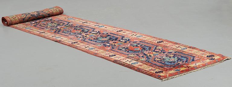 A RUNNER, a semi-antique Azerbaijan, ca 545,5 x 102,5 cm (as well as one end with 2 cm flat weave).