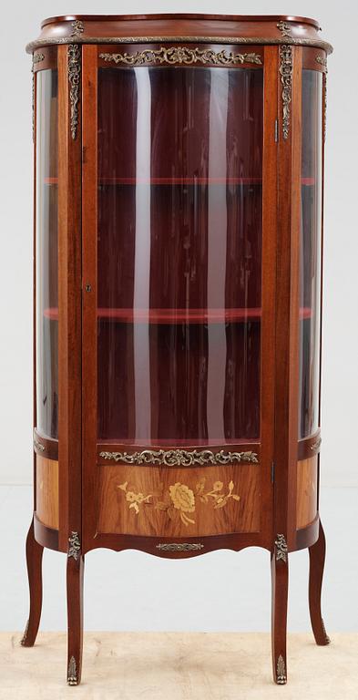 VITRINSKÅP, Louis XVI-stil, 1900-talets andra hälft.