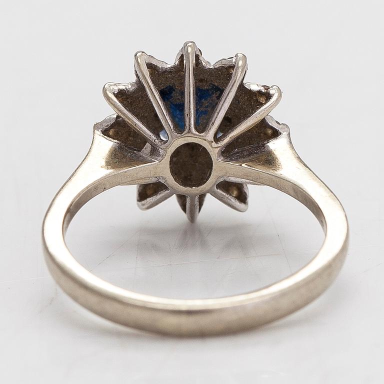 Sormus, carmosé, 18K valkokultaa timantteja yhteensä noin 0.06 ct ja safiiri. Ruotsalainen tuontileima.