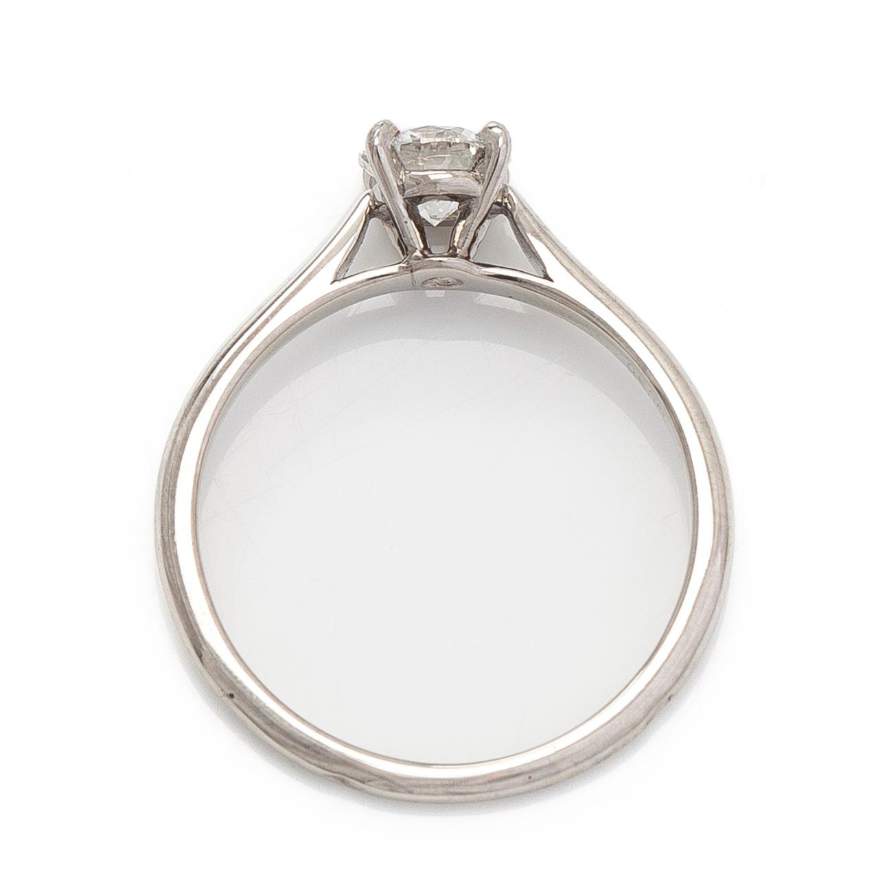 Cartier, ring, platina med briljantslipad diamant ca 0.46 ct. Med GIA dossier.