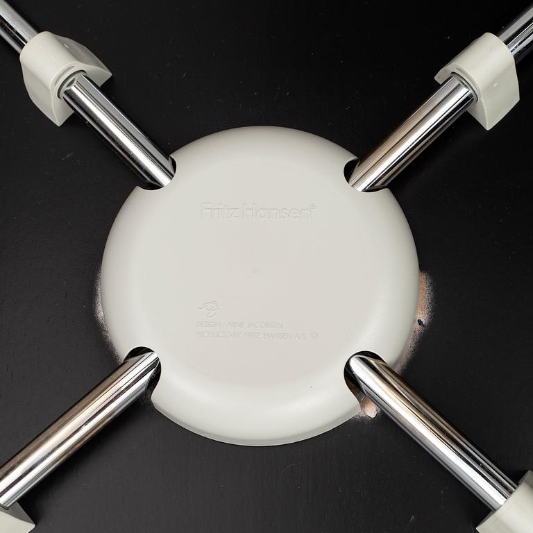 ARNE JACOBSEN, stolar, 4 st, "Sjuan", Fritz Hansen, Danmark, 2004.