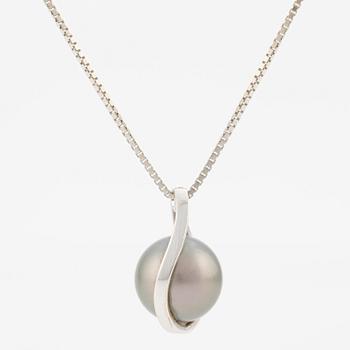 Pendant with 18K white gold chain featuring a cultured Tahitian pearl and round brilliant-cut diamonds.