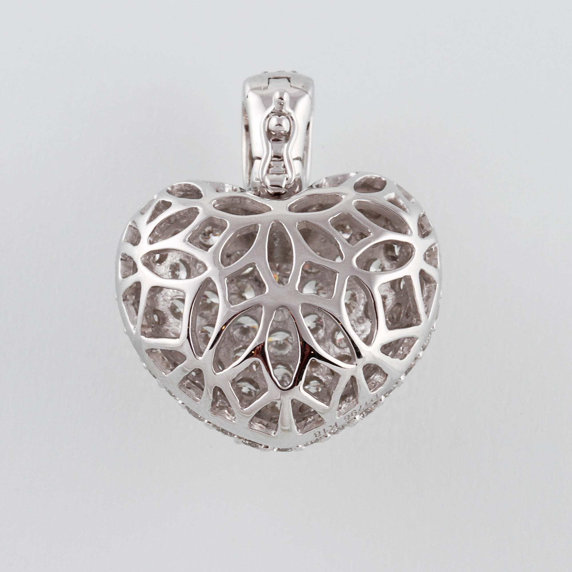 HÄNGE, 18K vitguld med 100 briljantslipade diamanter 1.80 ct. Vikt 6,0 gram.