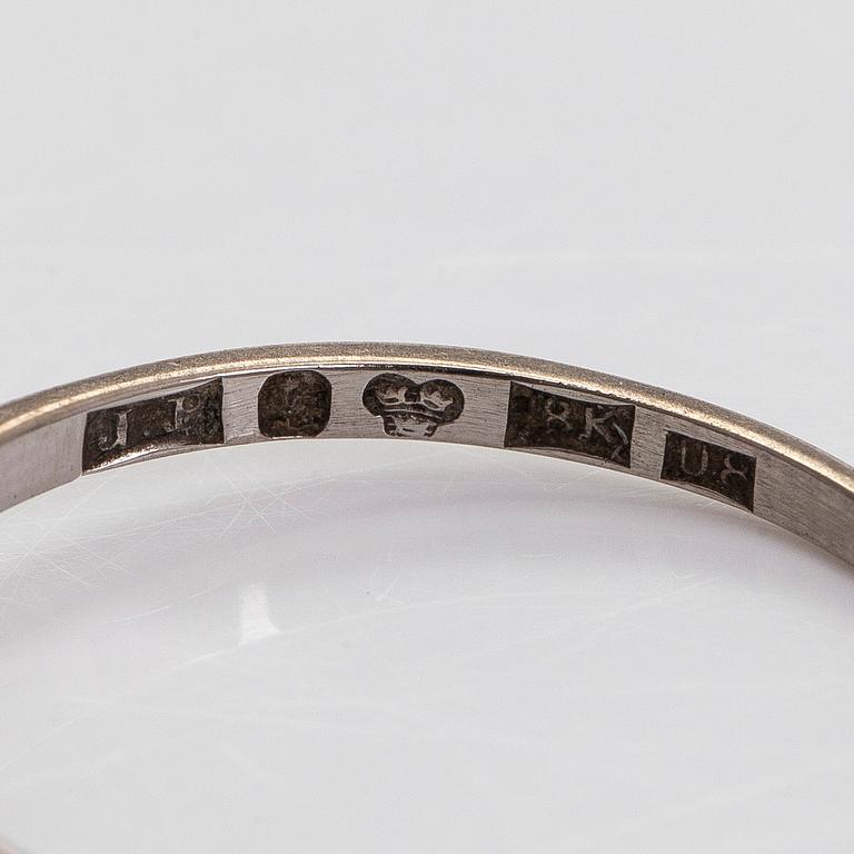 Ring, 18K vitguld med briljantslipad diamant.