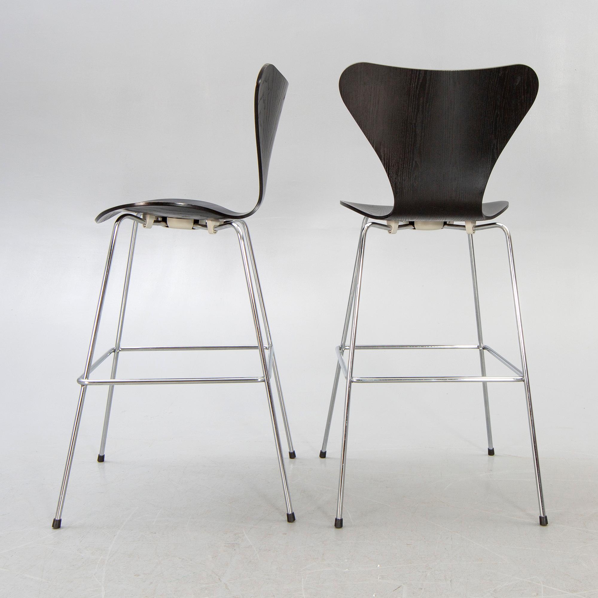 Arne Jacobsen, barstolar, ett par, "Sjuan", Fritz Hansen, 2000-tal.