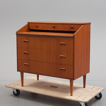 A 20th century chest of drawers.