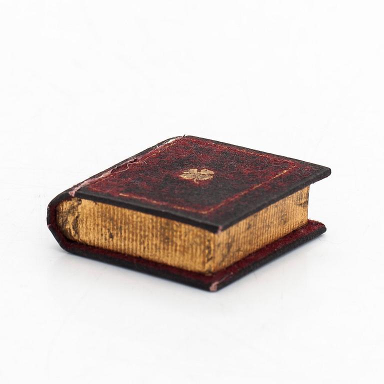 Ring, 18K guld, med opal och granat glas dubletter.