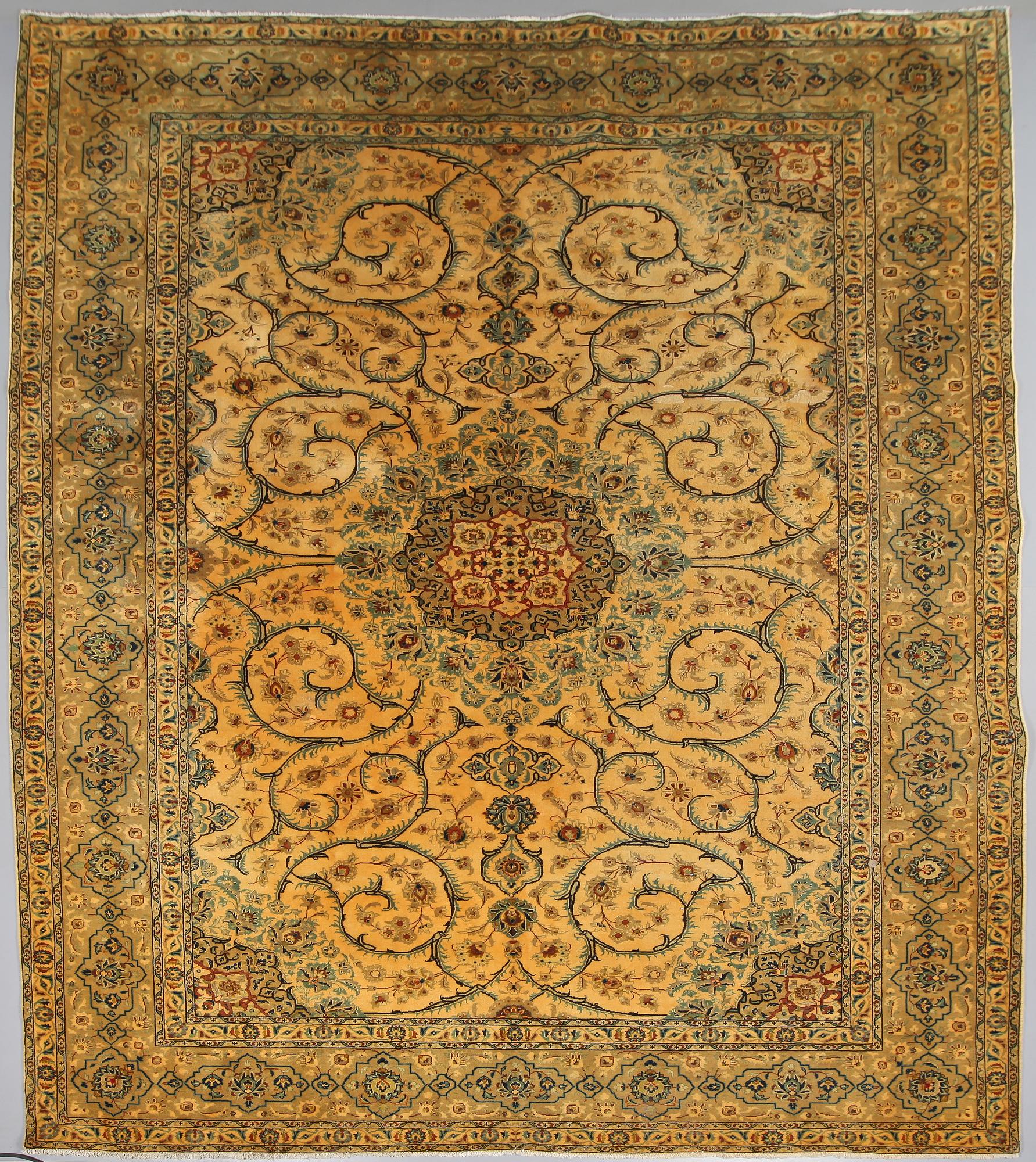 MATTA, kashan. 395x303 cm.