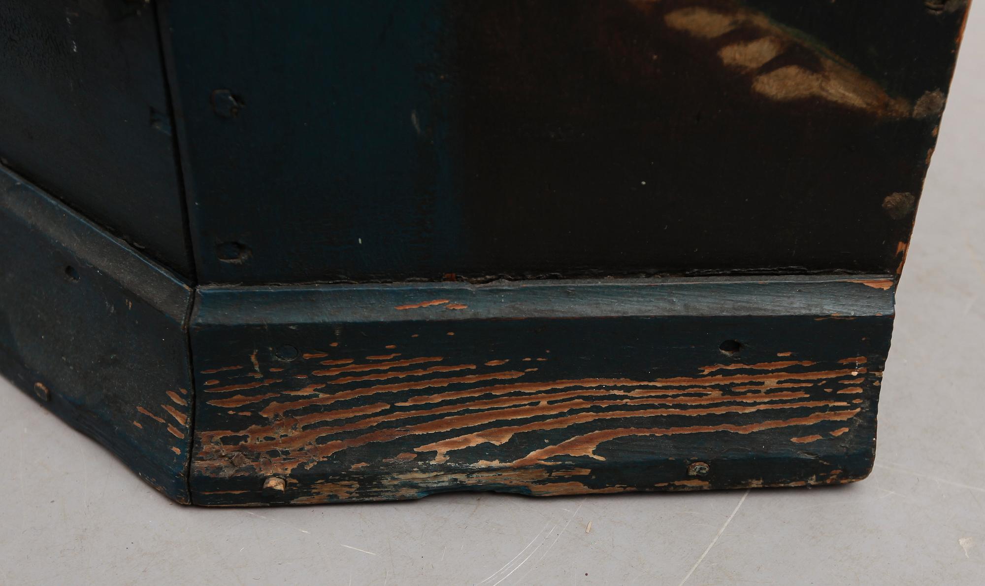 HÖRNHÄNGSKÅP, allmoge, 1800-tal.