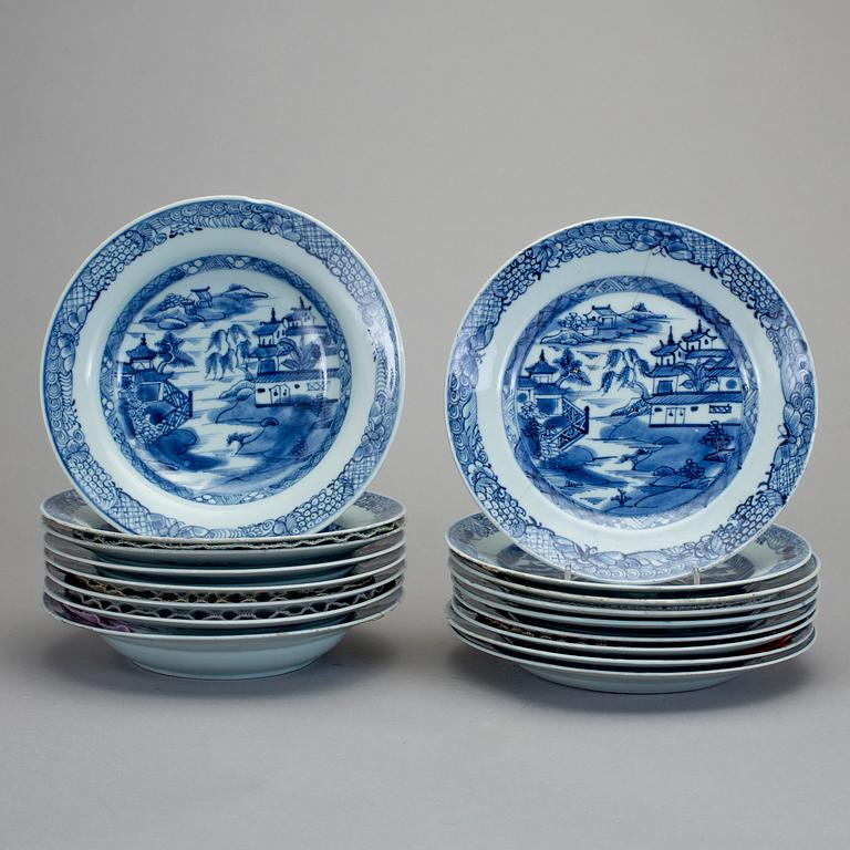 TALLRIKAR, 8+9 st. Porslin, Jiaqing, Kina omkring 1800.
