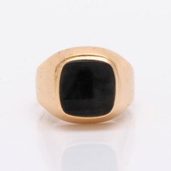 Klackring, 18K guld, onyx ca 10 x 10 mm, total vikt 10,5 g.