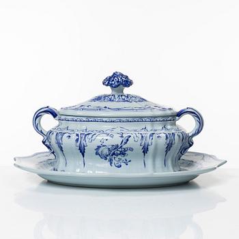 Rörstrand, A porcelain tureen with lid and a platter, after an original from 1758 and 1760, Rörstrand, Sweden, 1970's.