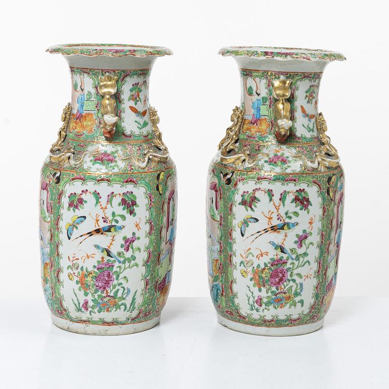 Vaser, ett par, porslin, Kanton, Kina, Qingdynastin, 1800-tal.