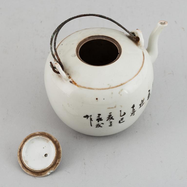 A famille rose teapot with cover, Qing dynasty, late 19th/early 20th century.