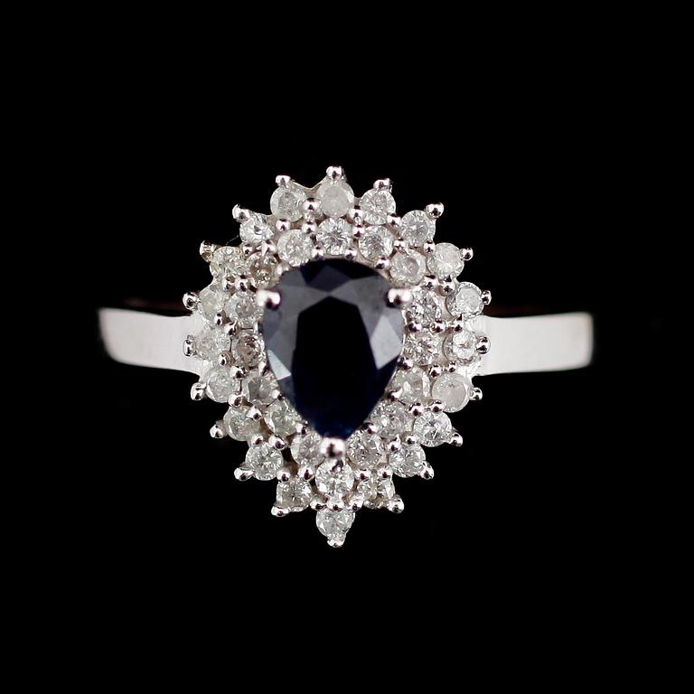 RING, 14 k vitguld, blå safir ca 1,04 ct, diamanter tot ca 0,50 ct.