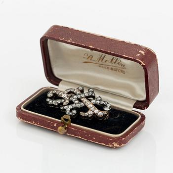 A gold and silver brooch set with old- and rose-cut diamonds.