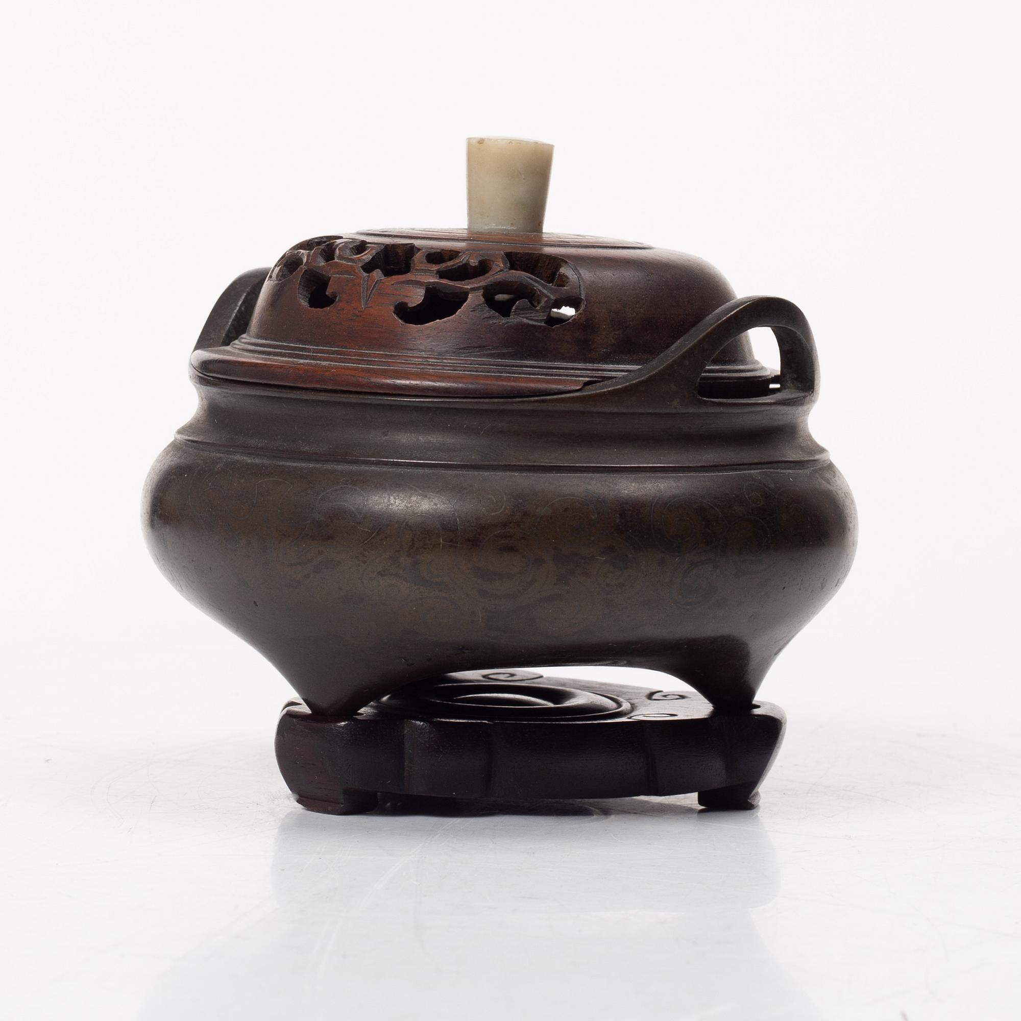 Rökelsekar med lock och ställ, brons, Kina, tidigt 1900-tal.