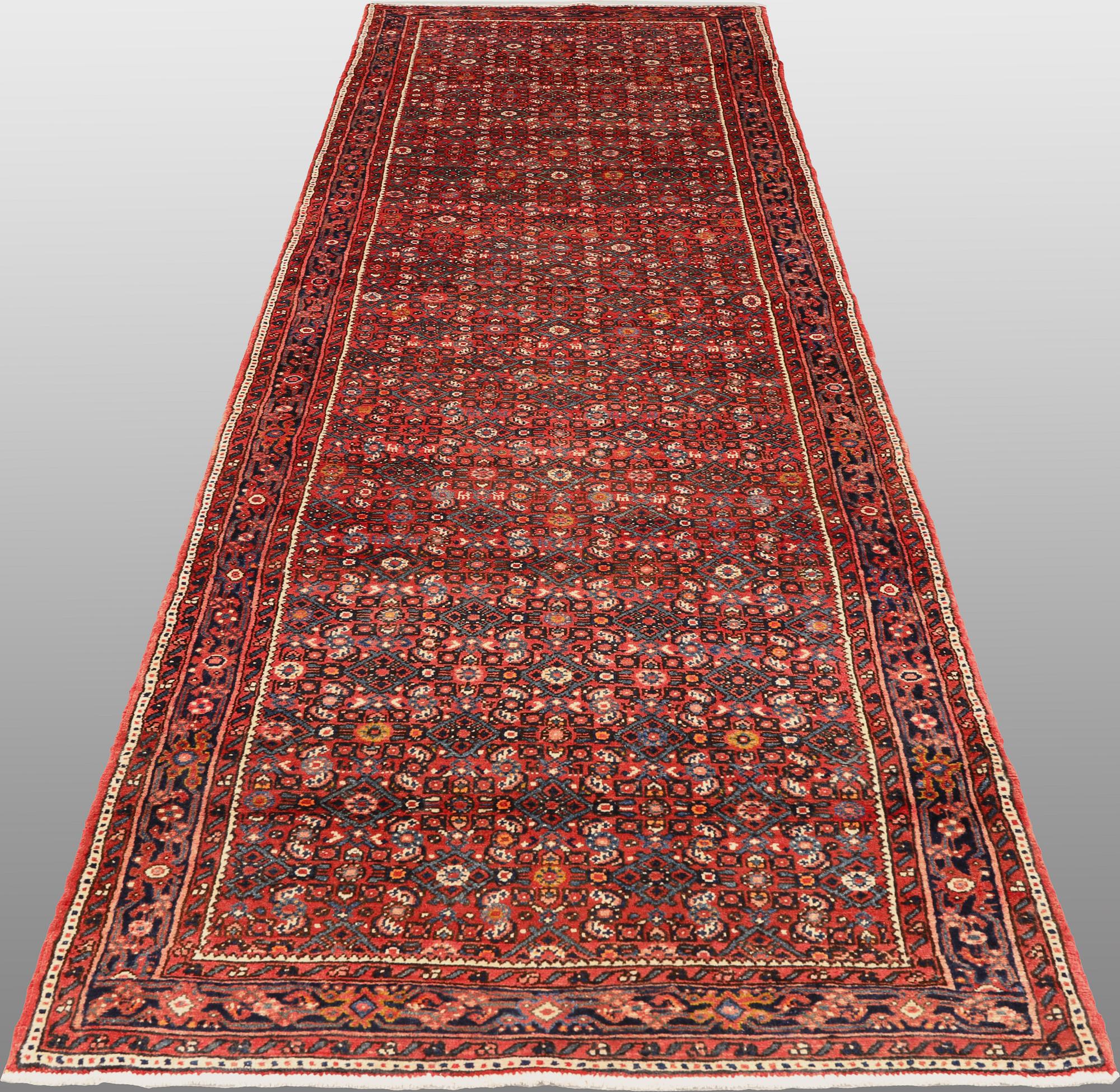A Hamadan runner, approx. 397 x 112 cm.